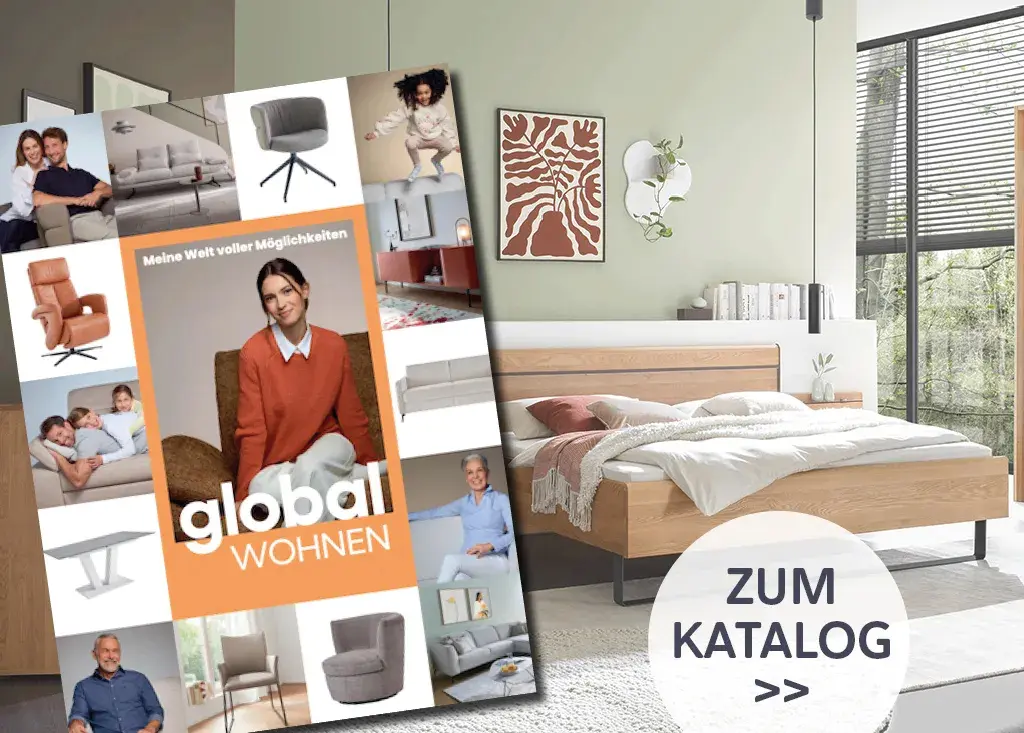 Offener global wohnen Möbelkatalog vor modernem Schlafzimmer mit Massivholzbett, hellen Naturfarben und klarer Einrichtung, Einladung zum Online Möbelkatalog für Wohnen und Schlafen.